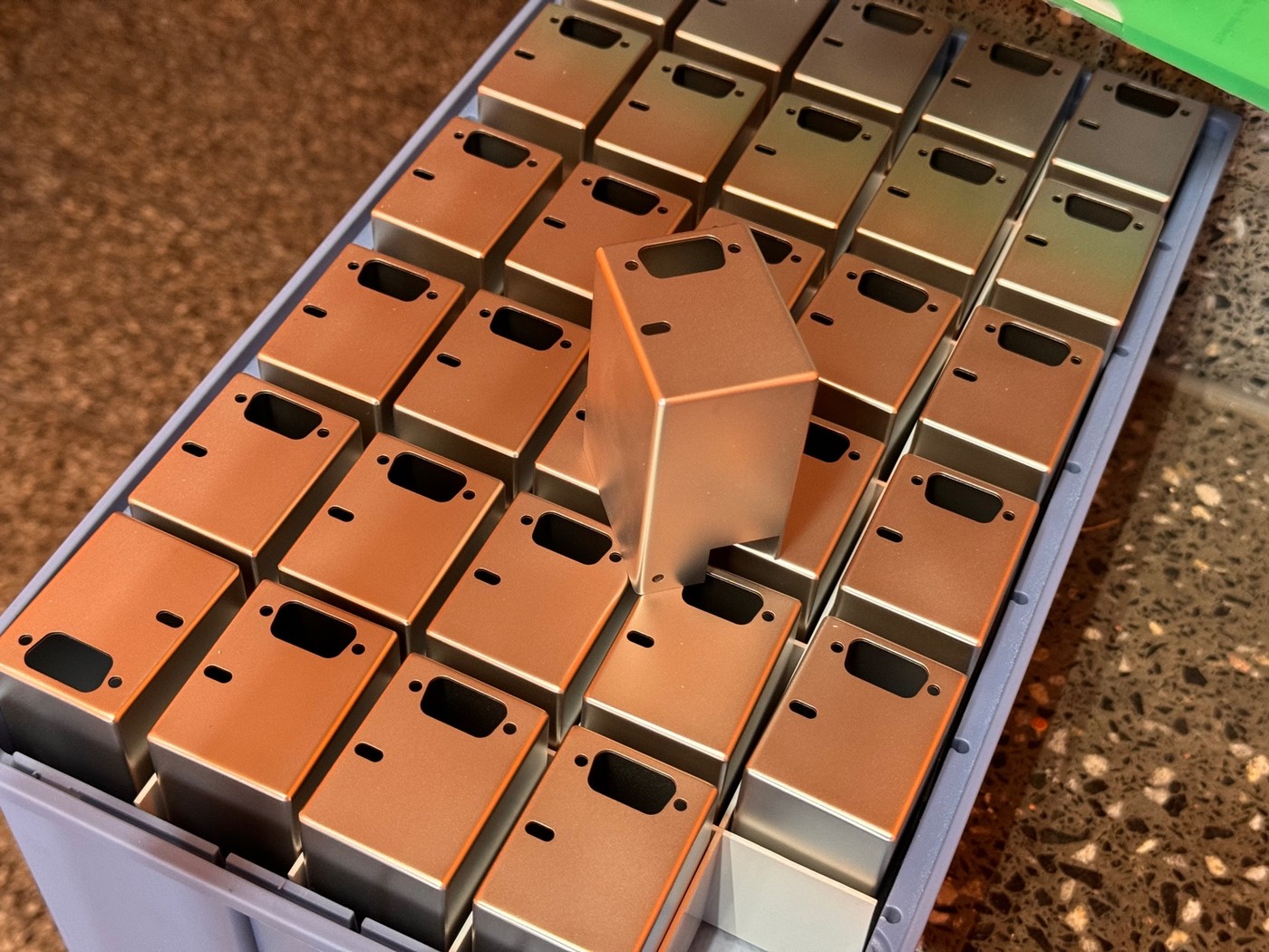 Serien-Baugruppen geordnet in Transportboxen